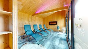 Bundenthal的住宿－FBA Village，木墙房间内的一组椅子