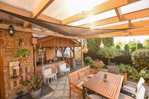 Vonkajšia záhrada v ubytovaní BellaVista 1 Apartman