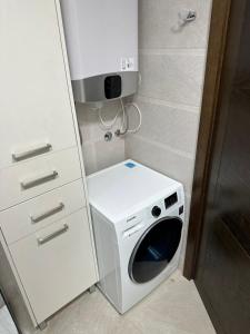 y baño pequeño con lavadora y secadora. en Apartments Langust, en Sveti Stefan