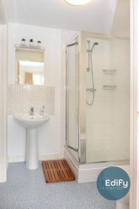 a bathroom with a shower and a sink at 4 Br 3 Bathroom Townhouse Free Parking in Southampton