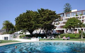 a swimming pool in front of a hotel at Hotel do Mar in Sesimbra