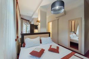 Postel nebo postele na pokoji v ubytování Boutique Hotel Palais Royal + 37 fotografií