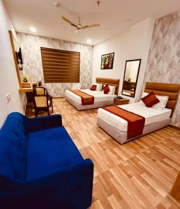 Postel nebo postele na pokoji v ubytování Amora Rooms Dwarka