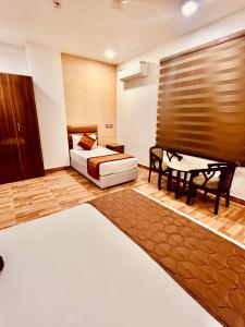 Postel nebo postele na pokoji v ubytování Amora Rooms Dwarka