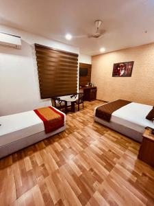 Postel nebo postele na pokoji v ubytování Amora Rooms Dwarka