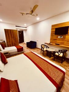Postel nebo postele na pokoji v ubytování Amora Rooms Dwarka