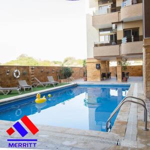 een zwembad met een rubberen eend in een hotel bij مشروع ميريت البحر الميت السكني العائلي in Sowayma