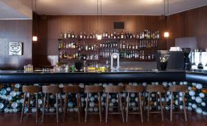 - un bar avec un bouquet de bouteilles de vin dans l'établissement Hotel do Mar, à Sesimbra