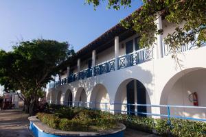 a building with a walkway on the side of it at Arrey Rio Poty Praia in Luis Correia