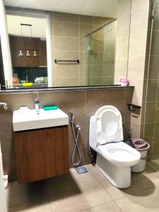 een badkamer met een toilet, een wastafel en een spiegel bij Legoland Medini Puteri Harbour 4PAX C15 in Nusajaya