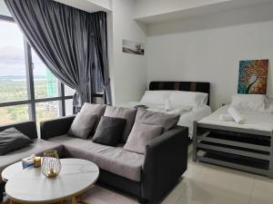 een woonkamer met een bank en een bed bij Legoland Medini Puteri Harbour 4PAX C15 in Nusajaya