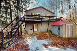 IrasvilleにあるThe Nestの赤屋根の小屋