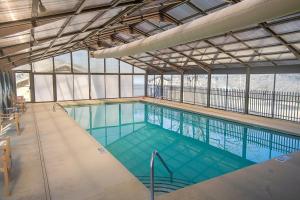 a large swimming pool in a building at Sunrise Pointe in Branson