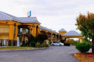 a row of buildings with a car parked in front at Florence Inn and Suites in Florence