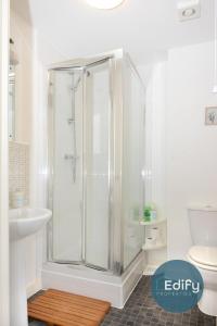 y baño con ducha, lavabo y aseo. en 4 Br 3 Bathroom City Centre Free Parking en Southampton