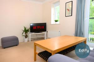 a living room with a tv and a table at 4 Br 3 Bathroom City Centre Free Parking in Southampton