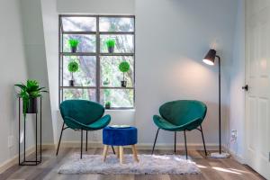 2 sillas verdes en una habitación con ventana en Breathtaking Roof Pool Views, Gameroom, Firepit en San Antonio