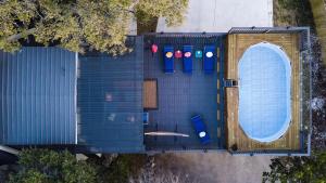 una vista aérea de una piscina con piscina en Breathtaking Roof Pool Views, Gameroom, Firepit en San Antonio