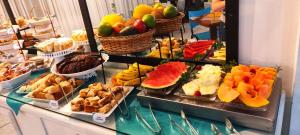 a buffet filled with lots of different types of food at Hotel LF By Feliciano in Barracão