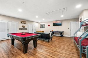 een woonkamer met een pooltafel en een bank bij Peaceful Mtn View- Hot Tub- Fire Pit- Pets- Pond in Sevierville