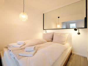 a bed in a room with two towels on it at Lieblingsplatz.. wunderschön an der Ostsee, mit Blick auf die Förde in Harrislee