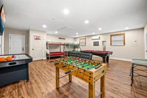 een woonkamer met een tafelvoetbalspel en pooltafels bij Peaceful Mtn View- Hot Tub- Fire Pit- Pets- Pond in Sevierville