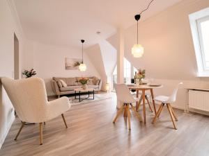 a living room with a table and chairs at Lieblingsplatz.. wunderschön an der Ostsee, mit Blick auf die Förde in Harrislee