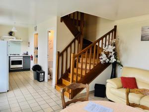 een woonkamer met een trap en een bank bij Gites des Sablons in Cherrueix