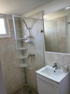 y baño con ducha, lavabo y espejo. en Nuevo Apto in Juan Dolio en Guayacanes