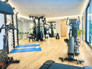 un gimnasio con varias cintas de correr y máquinas de ejercicio en Hotel Eetu - Adults Only, en Begur