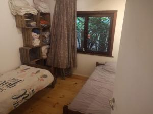 - une petite chambre avec un lit et une fenêtre dans l'établissement Chalet - Au retour vers Soi, à Les Nobertins