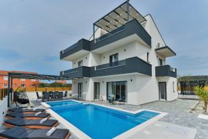 una casa con piscina delante en Villa Jomani, en Bibinje