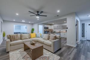 sala de estar con sofá y mesa en Luxurious Home With Hot Tub & Tree Deck By 6flags, en San Antonio