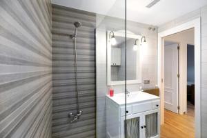 a bathroom with a shower and a sink at Apartamento Ribera del Marisco in El Puerto de Santa María +21 photos