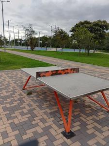 uma mesa de pingue-pongue sentada num parque em cálida, acogedora habitación cerca a Unicentro de occidente em Bogotá