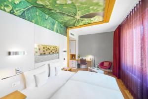 Postel nebo postele na pokoji v ubytování Kaisergarten Hotel Deidesheim + 31 fotografií