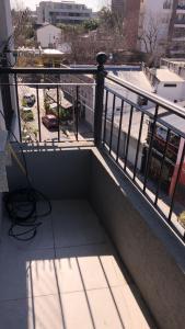 un balcón con un banco en la parte superior de un edificio en AlbaTigre en Tigre