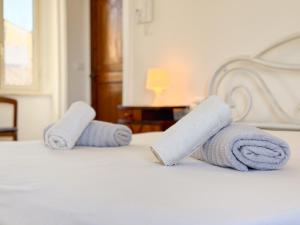 two rolls of towels sitting on a bed at Suites Montemare in San Vito Chietino
