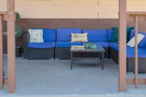 un sofá azul y una mesa de centro en un patio en Luxury 6br Home, Game Room By Lackland & Seaworld, en San Antonio