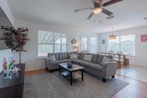 uma sala de estar com um sofá e uma mesa em Luxury 6br Home, Game Room By Lackland & Seaworld em San Antonio