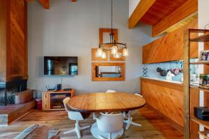 Una cocina con una mesa de madera y un comedor. en Great Northstar Condo, en Kingswood Estates