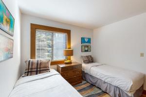 Un dormitorio con dos camas y una ventana. en Great Northstar Condo, en Kingswood Estates
