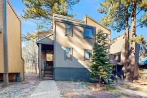 una casa con una escalera que conduce a la puerta principal en Great Northstar Condo, en Kingswood Estates