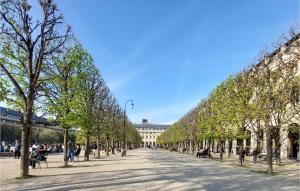 een straat met bomen voor een gebouw bij Lovely Apartment In Chantilly With Wifi in Chantilly