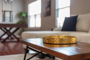 un tazón de oro en una mesa de centro en una sala de estar en Luxury Oasis Hot-tub, Games & Bbq By Fiesta Tx en San Antonio