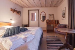 Un dormitorio con una cama y una mesa con toallas. en Kalix Riverside inn, en Kalix