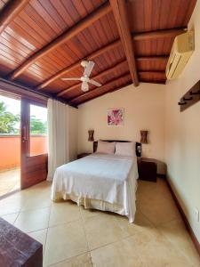 a bedroom with a bed and a ceiling fan at Concha Tropical Flat in Itacaré