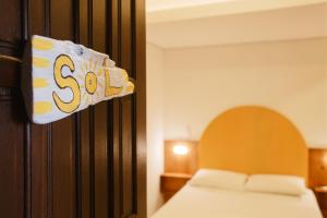 サン・フランシスコ・ド・スルにあるBabitonga Hostel - 100m da Prainhaのベッドルーム1室(ベッド1台付)が備わります。