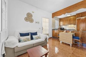 ein Wohnzimmer mit Couch und Küche in der Unterkunft Casa Merlin in Playa Honda + 11 Fotos