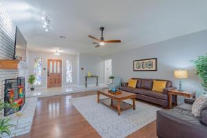 un soggiorno con divano e tavolo di Beautiful Home With Sunroom, Gameroom, Yard & Bbq a San Antonio